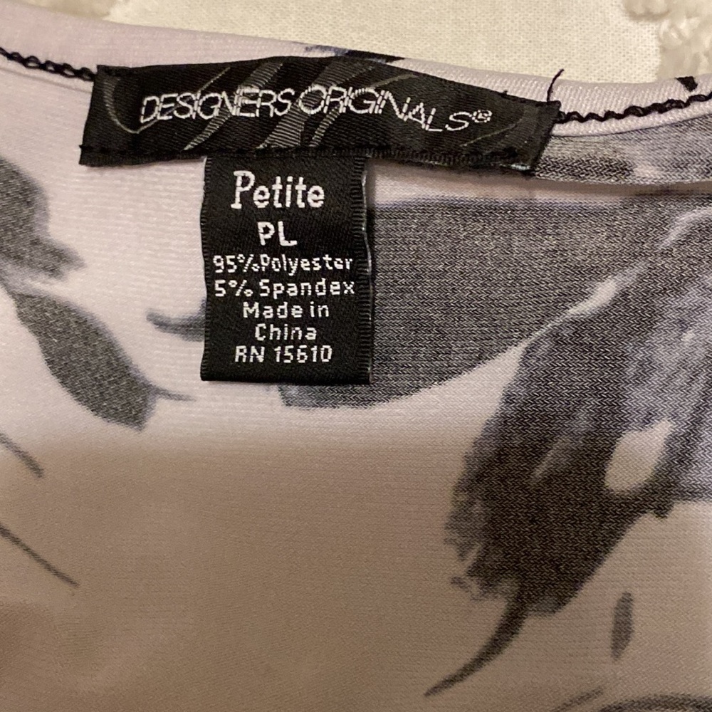 Ladies Blouse, Black & White, short sleeve, floral stretchy EUC Petite Large - Picture 5 of 5